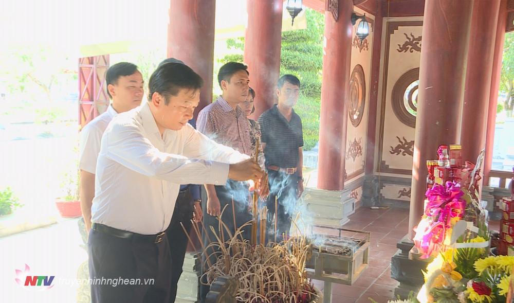 Phó Chủ tịch Thường trực UBND tỉnh Lê Hồng Vinh dâng hoa, dâng hương lên phần mộ chung của các anh hùng liệt sĩ tại Khu di tích lịch sử Quốc gia Truông Bồn