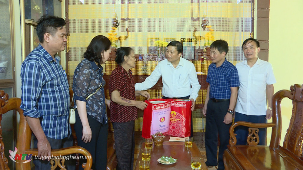 Phó Chủ tịch Thường trực UBND tỉnh thăm hỏi, tặng quà cho bà Nguyễn Thị Xuân