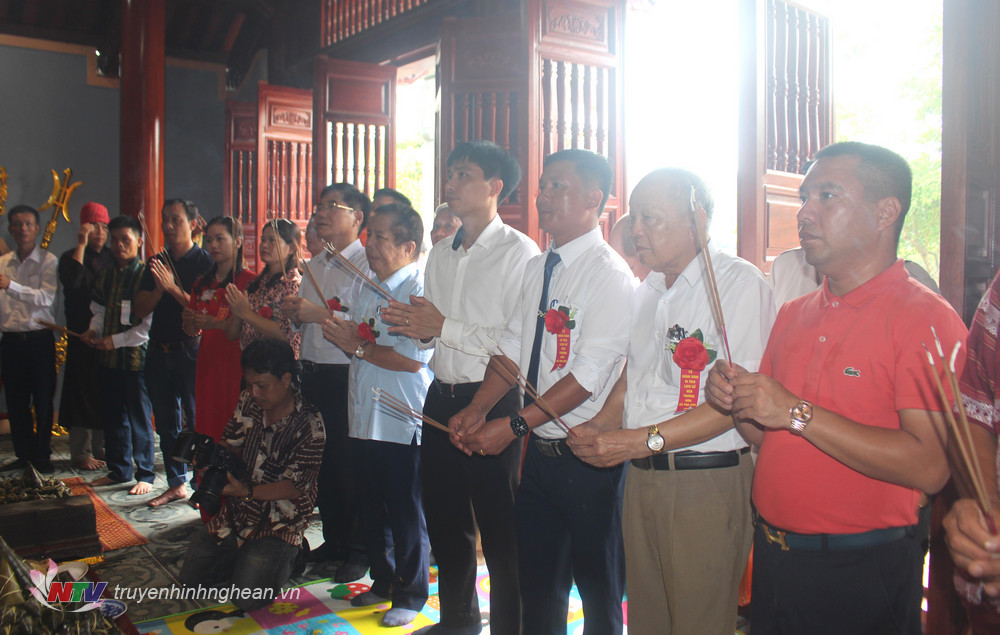 Lãnh đạo huyện cùng các đại biểu dâng hương tại Đền.
