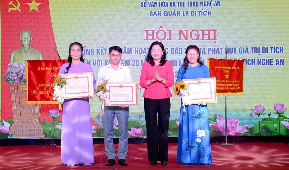 Đồng chí Trịnh Thị Thuỷ - Thứ trưởng Bộ Văn hoá, Thể thao và Du lịch trao Bằng khen cho Ban Quản lý Di tích tỉnh Nghệ An. 