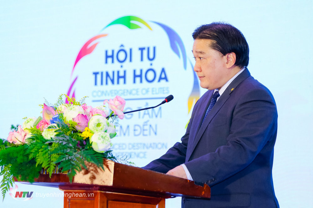 Ông Trương Đức Hùng - Phó Tổng Giám đốc Điều hành Tổng Công ty du lịch Sài Gòn trao đổi tại diễn đàn.