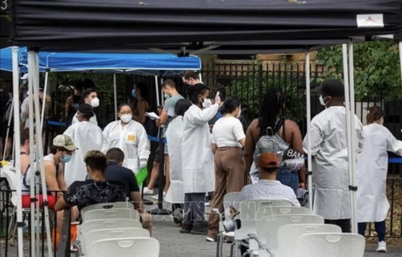 Người dân chờ tiêm vaccine phòng bệnh đậu mùa khỉ tại New York, Mỹ, ngày 14/7/2022. 