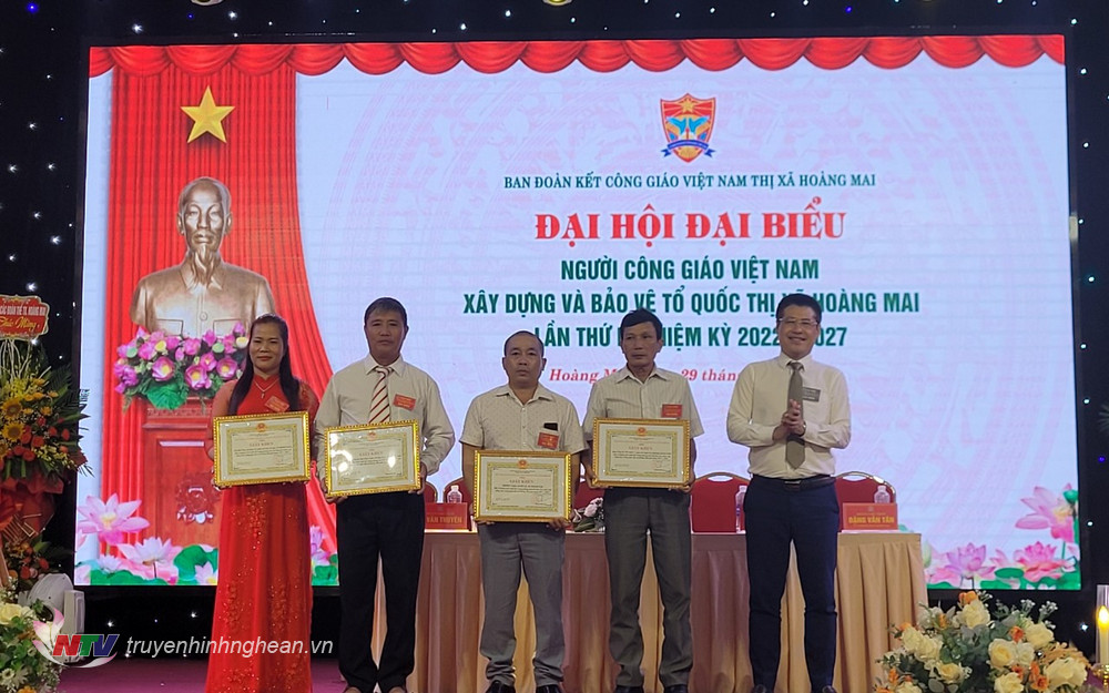 Đồng chí Lê Trường Giang – Bí thư Thị ủy Hoàng Mai trao giấy khen cho các tập thể có thành tích xuất sắc trong giai đoạn 2017-2022.