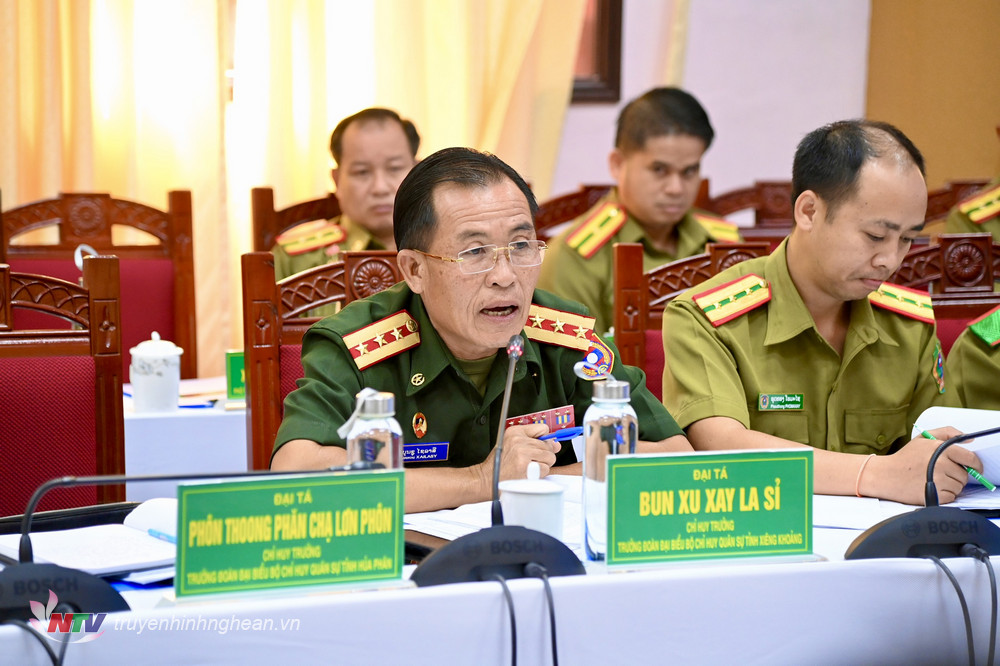 Đại tá Bun Xu Xay La Sỉ, Chỉ huy trưởng Bộ Chỉ huy Quân sự tỉnh Xiêng Khoảng đại diện cho LLVT 3 tỉnh phát biểu tại Hội đàm