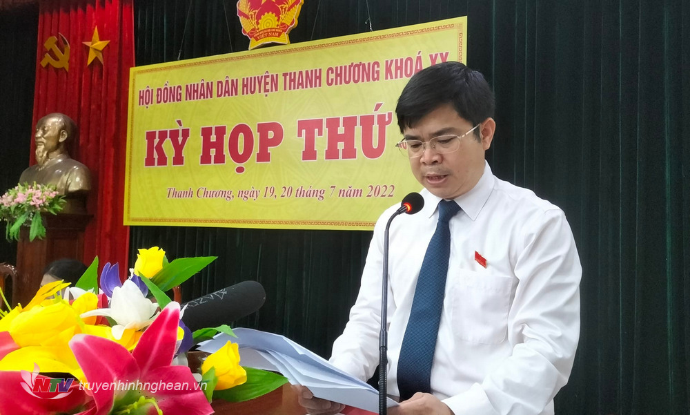 Ông Trình Văn Nhã- Chủ tịch UBND huyện Thanh Chương, đại biểu HĐND tỉnh báo cáo kết quả kỳ họp thứ 7 HĐND tỉnh.