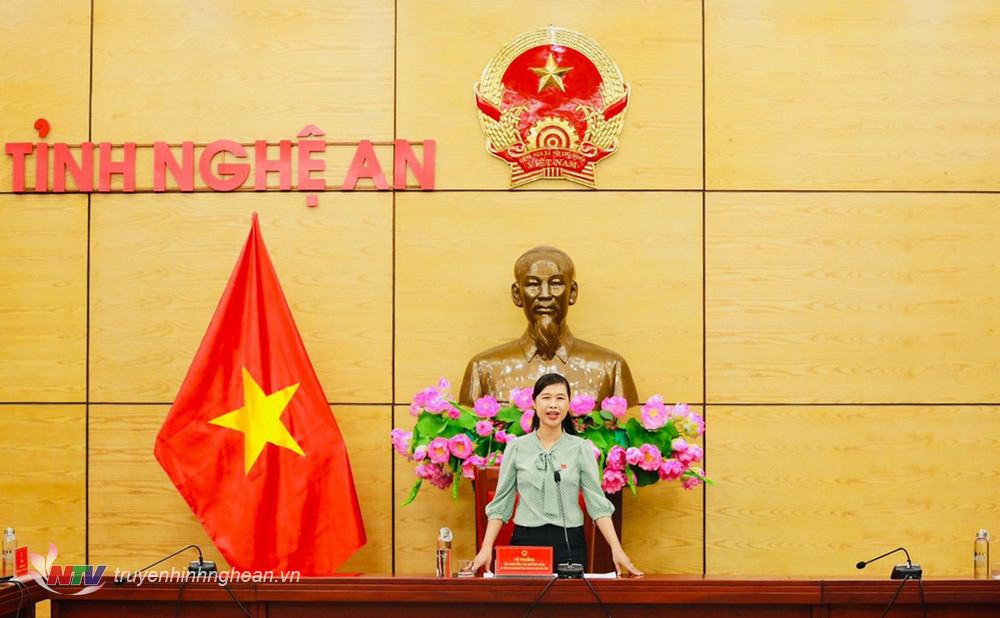 Đồng chí Nguyễn Thị Quỳnh Hoa điều hành tại phiên thảo luận. Ảnh: Hữu Hoàng.