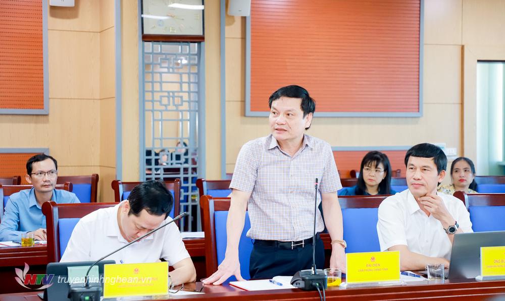 Chánh Văn phòng UBND tỉnh Nghệ An Đặng Thanh Tùng phát biểu ý kiến về công tác phối hợp của UBND tỉnh. 