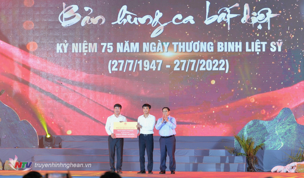 Thủ tướng Chính phủ Phạm Minh Chính trao hỗ trợ xây dựng 20 căn nhà tình nghĩa cho huyện Anh Sơn.