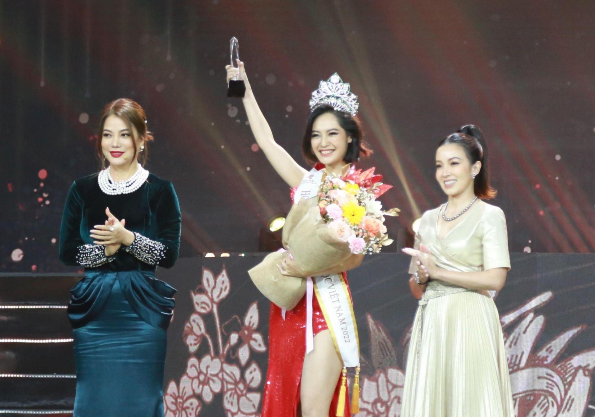 Nông Thúy Hằng trong giây phút đăng quang Hoa hậu Các dân tộc Việt Nam 2022. 