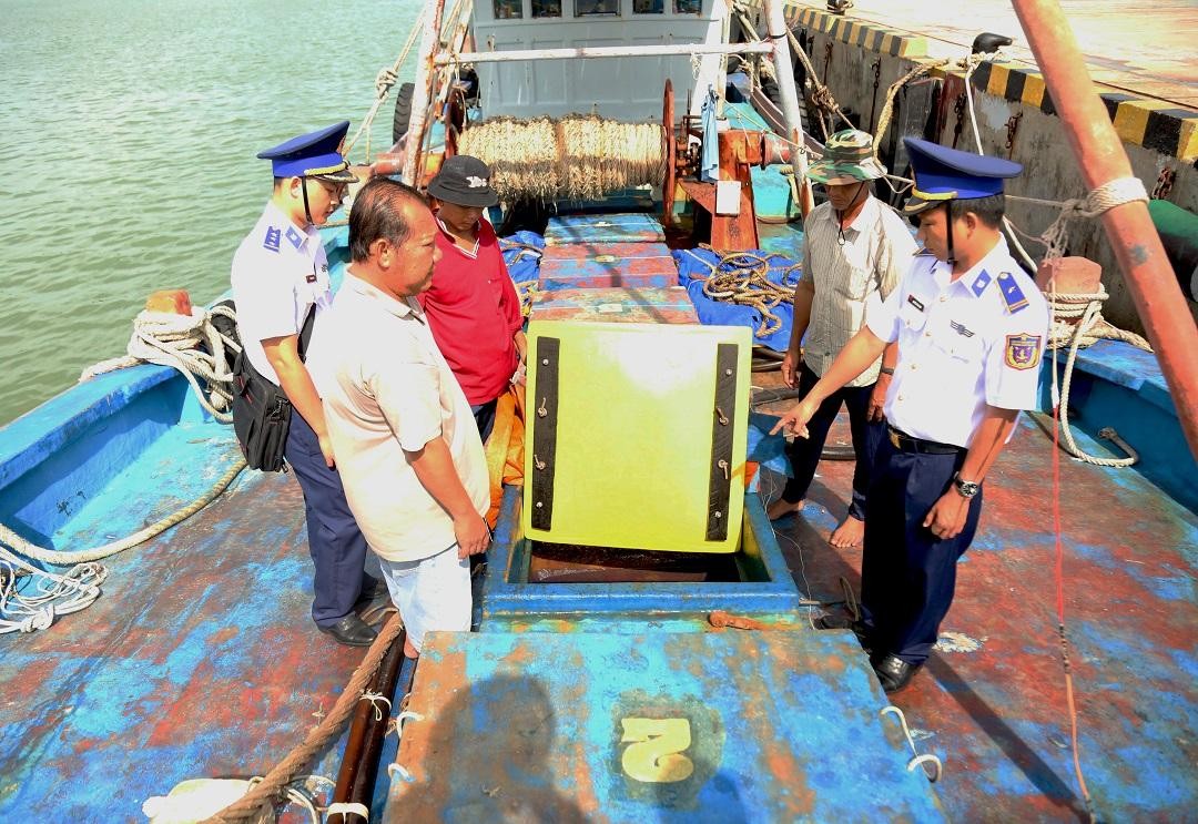Lực lượng Cảnh sát biển kiểm tra tàu chở dầu DO không rõ nguồn gốc.