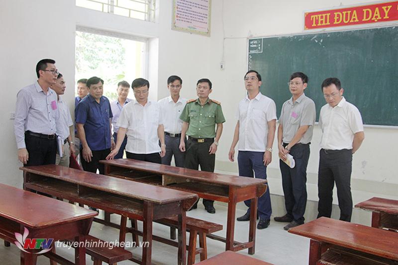 Phó Chủ tịch UBND tỉnh Bùi Đình Long cùng đoàn công tác kiểm tra phòng thi tại điểm thi Trường THPT Phan Đăng Lưu
