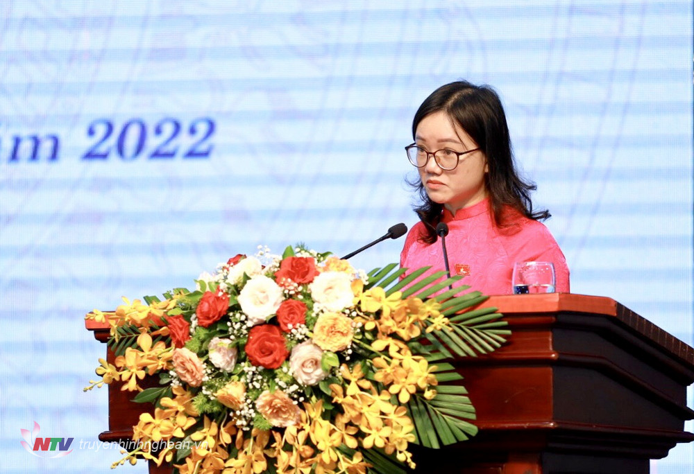 Đồng chí Thái Thị An Chung - Phó Trưởng đoàn ĐBQH tỉnh báo cáo kết quả kỳ họp thứ ba, Quốc hội khóa XV.