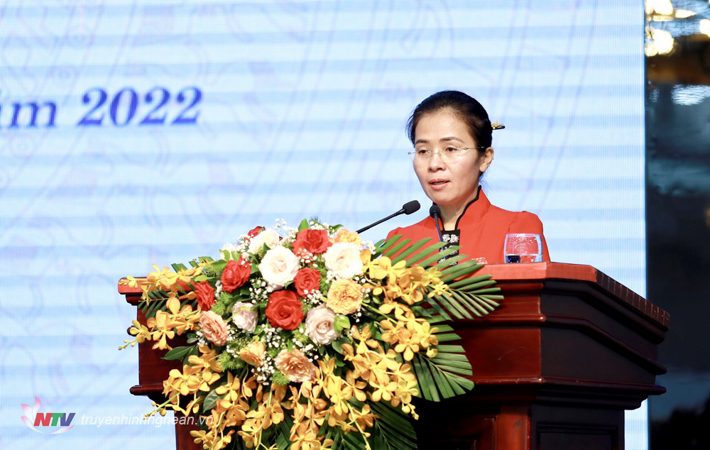 Chủ tịch UBMTTQ tỉnh Võ Thị Minh Sinh thông báo tóm tắt về hoạt động của MTTQ tỉnh tham gia xây dựng chính quyền, ý kiến, kiến nghị của cử tri và Nhân dân trong tỉnh; đề xuất, kiến nghị với Hội đồng nhân dân, Ủy ban nhân dân tỉnh. 