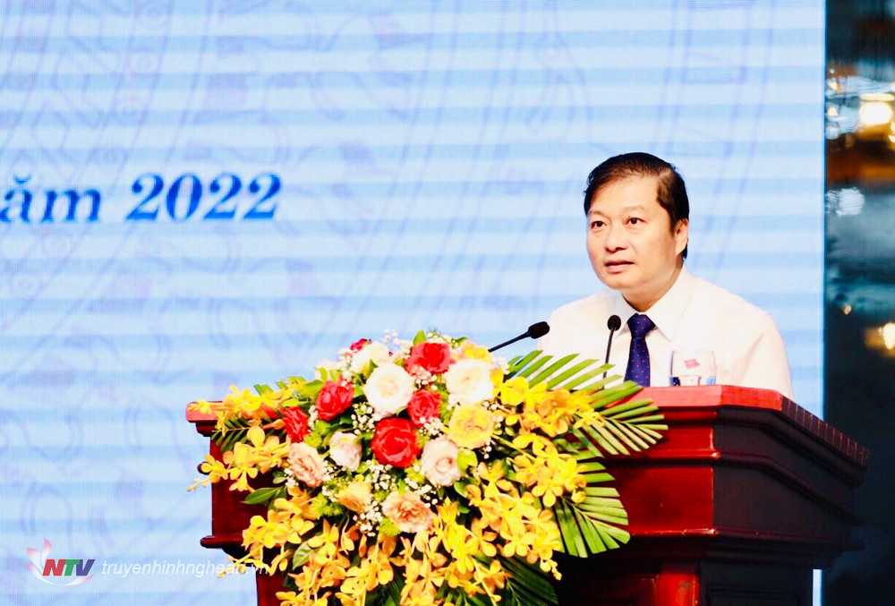 Đồng chí Lê Hồng Vinh - Uỷ viên BTV Tỉnh uỷ, Phó Chủ tịch Thường trực UBND tỉnh báo cáo tóm tắt về tình hình kinh tế - xã hội 6 tháng đầu năm 2021, nhiệm vụ 6 tháng cuối năm 2022.