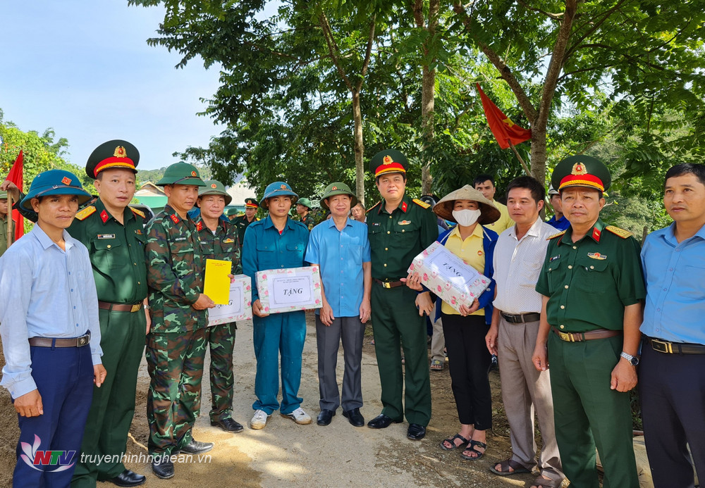 Đoàn công tác và lãnh đạo địa phương kiểm tra, tặng quà, động viên Lữ đoàn Tăng - Thiết giáp 206 thực hiện nhiệm vụ tại xã Nậm Nhoóng, huyện Quế Phong, tỉnh Nghệ An.