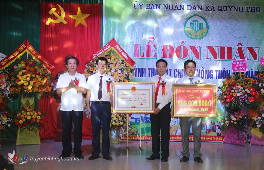 Trao Bằng công nhận NTM cho xã Quỳnh Thọ.