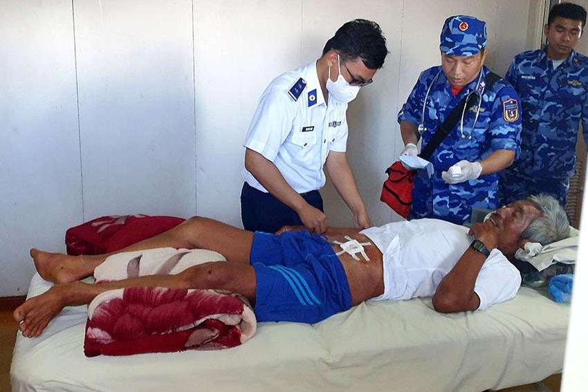 Ngư dân Trần Thuận Thanh sức khỏe yếu nên được đưa đến bệnh viện điều trị.