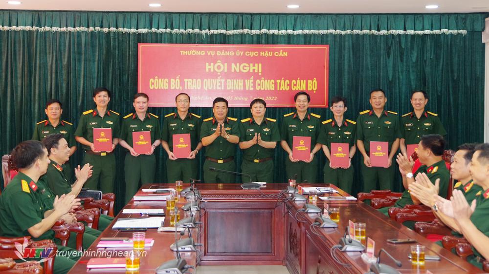 (2) Đồng chí Đại tá Nguyễn Thanh Vân – Cục trưởng và đồng chí Đại tá Vương Kim Hải – Chính ủy Cục trao Quyết định thăng quân hàm từ trung tá lên thượng tá cho các đồng chí cán bộ sĩ quan năm 2022.
