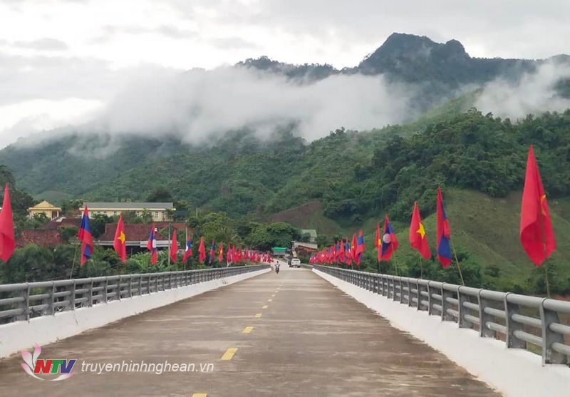 Các tuyến đường được trang hoàng rực rỡ bằng cờ 2 nước Việt Nam - Lào để chào mừng các hoạt động kỷ niệm 60 năm ngày thiết lập quan hệ ngoại giao Việt Nam - Lào trên địa bàn huyện Quế Phong.
