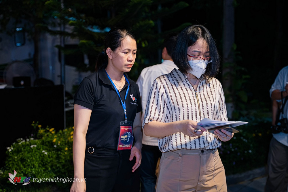 Nhà báo Thanh Huyền – PGĐ Đài PTTH Nghệ An đang kiểm tra những khâu cuối cùng. 