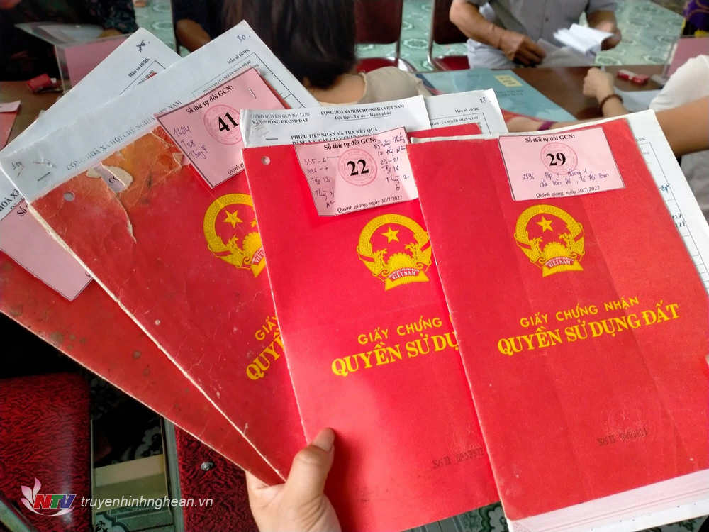 Đổi đồng loạt gần 1.000 giấy chứng nhận Quyền sử dụng đất cho Nhân dân xã Quỳnh Giang