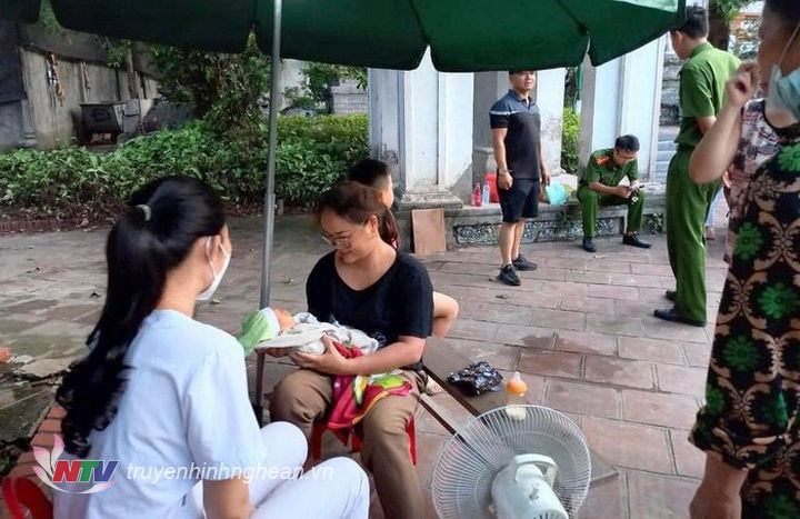 Bé gái được phát hiện trước cổng đền Hồng Sơn, TP Vinh