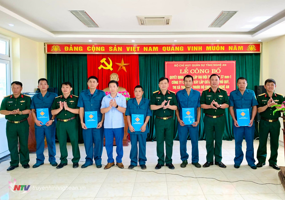 Đại diện Bộ chỉ huy quân sự tỉnh và thị xã Thái Hòa trao  Quyết định thành lập Đại đội tự vệ Pháo phòng không (PPC) 37mm – 1.