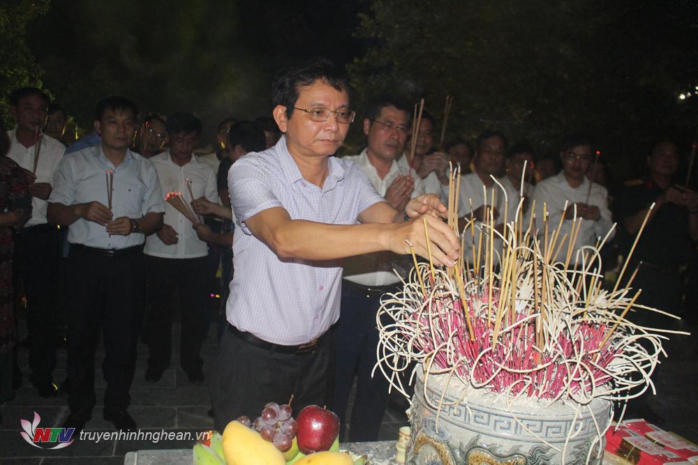 Lãnh đạo huyện cùng Nhân dân và các đoàn viên thanh niên dâng hương, thắp nến tri ân các anh hùng liệt sỹ.