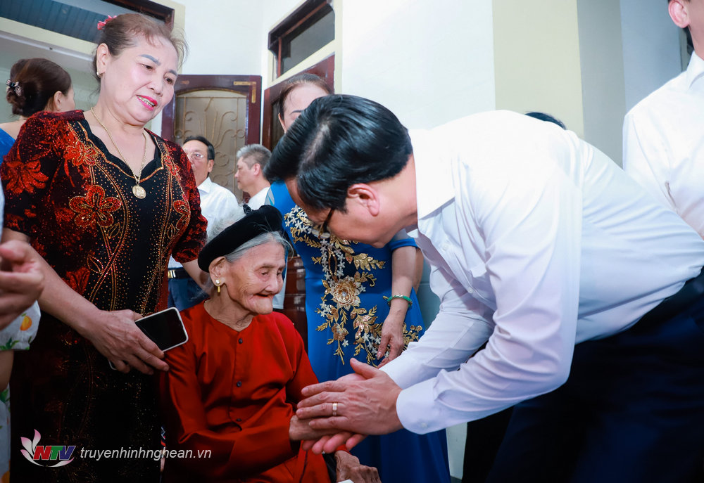 Bộ trưởng Bộ Lao động - Thương binh và Xã hội Đào Ngọc Dung đến thăm, chúc sức khỏe cụ bà Đinh Thị Giao, năm nay 99 tuổi ở phường Hưng Dũng (TP. Vinh), là mẹ liệt sĩ.
