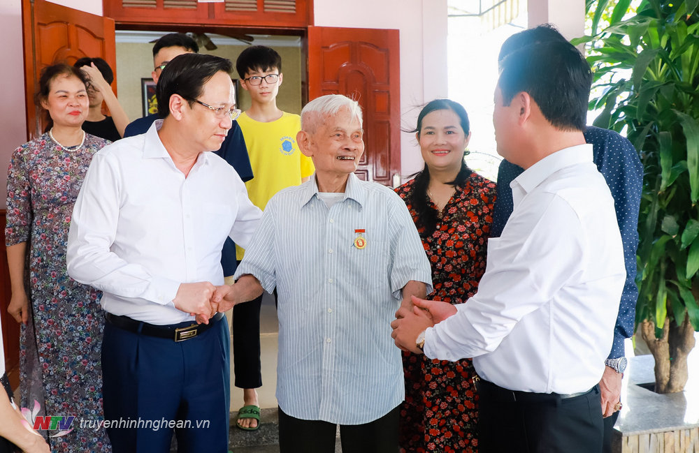 Bộ trưởng Bộ Lao động - Thương binh và Xã hội Đào Ngọc Dung và Bí thư Tỉnh ủy Nghệ An Thái Thanh Quý đến thăm, tặng quà ông Nguyễn Cảnh Thìn - cán bộ tiền khởi nghĩa.