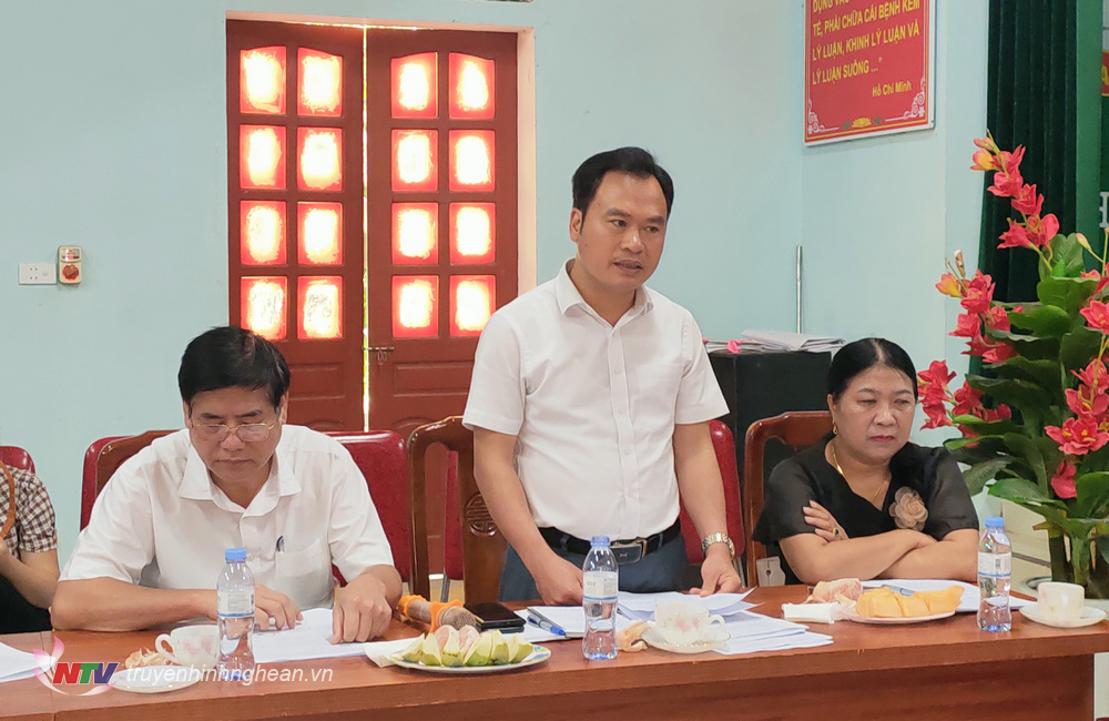 Đồng chí Nguyễn Văn Chiến - Phó Chủ tịch UBND huyện báo cáo một số tình hình về công tác phòng, chống bạo lực gia đình trên địa bàn huyện.