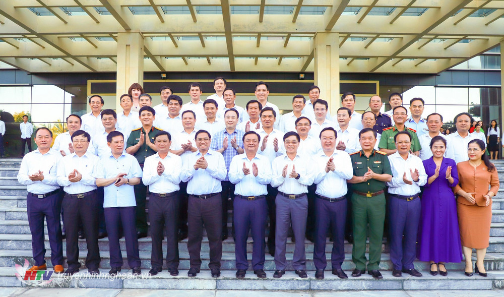 Thủ tướng Chính phủ Phạm Minh Chính chụp ảnh lưu niệm với các đồng chí lãnh đạo tỉnh Nghệ An. 