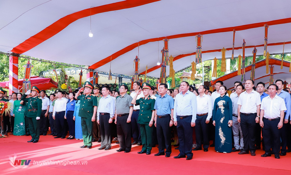 Các đại biểu thực hiện Lễ tưởng niệm trước Tượng đài các anh hùng liệt sĩ tại Nghĩa trang Liệt sĩ quốc tế Việt - Lào.