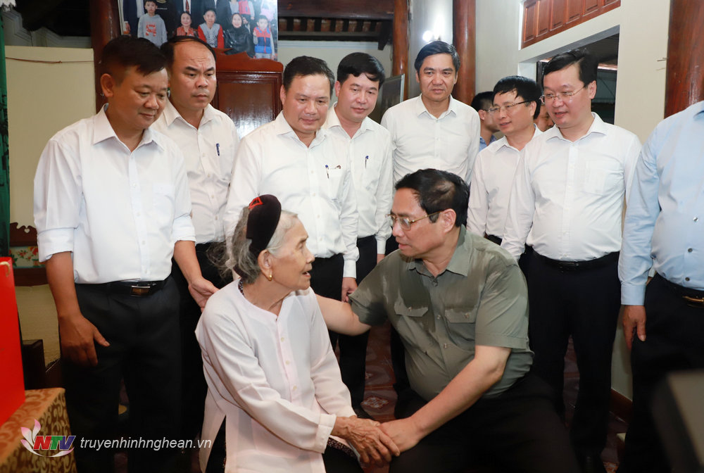 Thủ tướng Chính phủ Phạm Minh Chính thăm bà Nguyễn Thị Tám, sinh năm 1940, tại xã Phúc Sơn, huyện Anh Sơn, là vợ liệt sĩ Nguyễn Sỹ Việt.