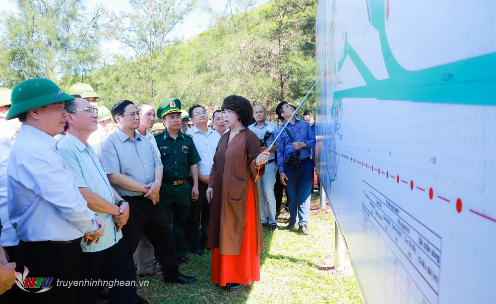 Thủ tướng Phạm Minh Chính nghe giới thiệu về quy hoạch, các hạng mục của Cảng nước sâu Cửa Lò. 
