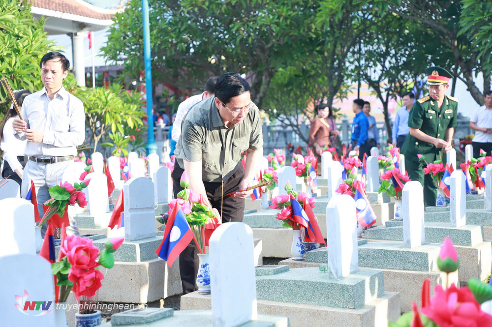 Thủ tướng Chính phủ Phạm Minh Chính thắp hương tại phần mộ các liệt sĩ. 