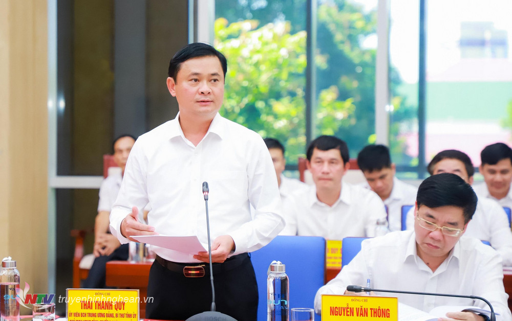 Bí thư Tỉnh ủy Thái Thanh Quý trình bày báo cáo tình hình triển khai, kết quả thực hiện Nghị quyết Đại hội XIII của Đảng và Nghị quyết Đại hội Đảng bộ tỉnh lần thứ XIX, nhiệm kỳ 2020-2025. 