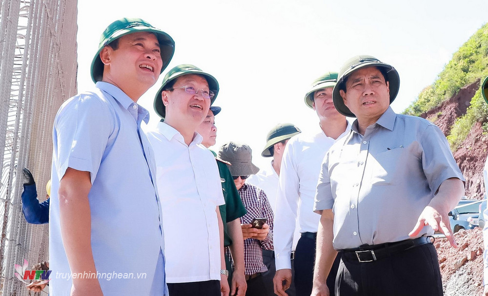 Thủ tướng Chính phủ trao đổi với các đồng chí lãnh đạo tỉnh tại công trường thi công tuyến đường ven biển đoạn qua huyện Nghi Lộc, Nghệ An. 