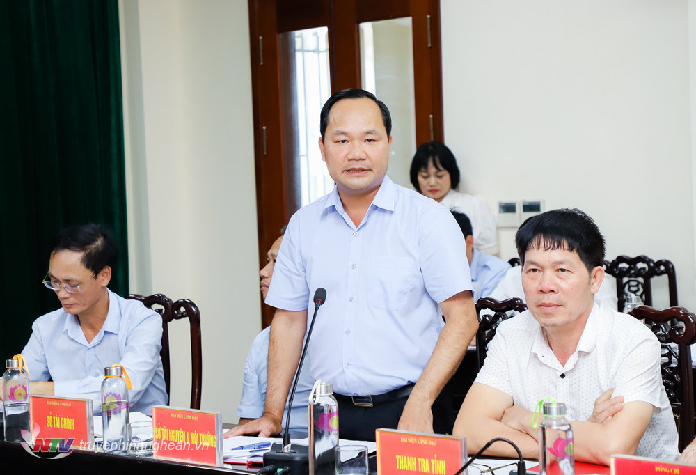 Giám đốc Sở Tài nguyên Môi trường Hoàng Quốc Việt giải trình tại buổi tiếp công dân.