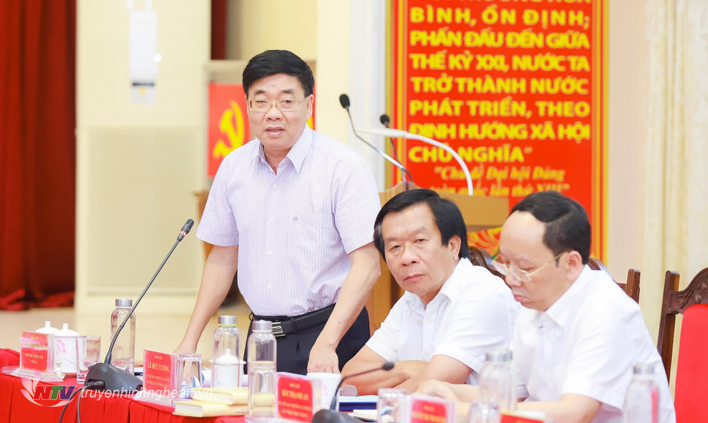 Đồng chí Nguyễn Văn Thông - Phó Bí thư Thường trực Tỉnh ủy phát biểu thảo luận về dự thảo Nghị quyết của Ban Chấp hành Đảng bộ tỉnh về chuyển đổi số tỉnh Nghệ An đến năm 2025, định hướng đến năm 2030. 