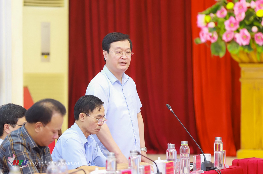 Đồng chí Nguyễn Đức Trung - Phó Bí thư Tỉnh ủy, Chủ tịch UBND tỉnh phát biểu trao đổi một số nội dung trọng tâm liên quan đến tình hình kinh tế - xã hội, công tác cải cách hành chính.