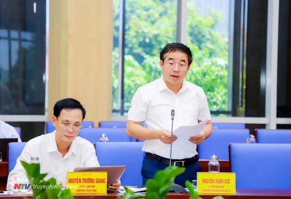 Giám đốc Sở Kế hoạch và Đầu tư Nguyễn Xuân Đức báo cáo tình hình kinh tế - xã hội tháng 7/2022.