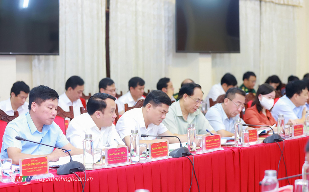 Các đại biểu dự Hội nghị lần thứ 9, Ban Chấp hành Đảng bộ tỉnh Nghệ An khóa XIX.