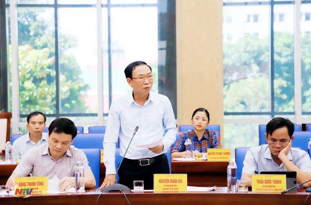 Giám đốc Sở Tài chính Nguyễn Xuân Hải phát biểu tại phiên họp.