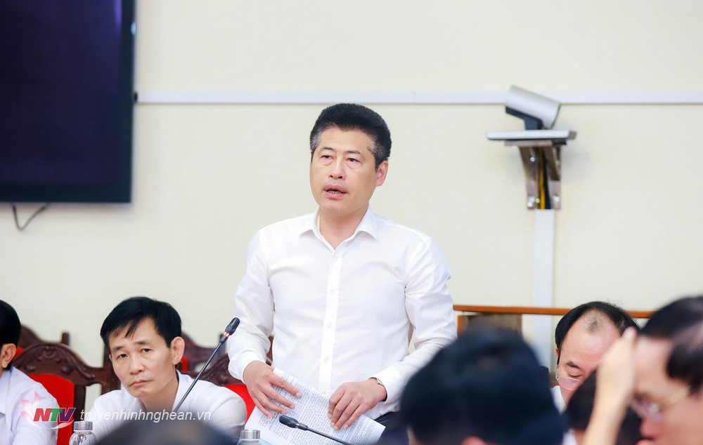 Đồng chí Lê Trường Giang - Bí thư Thị ủy Hoàng Mai nêu lên khó khăn của ngư dân trên địa bàn. 