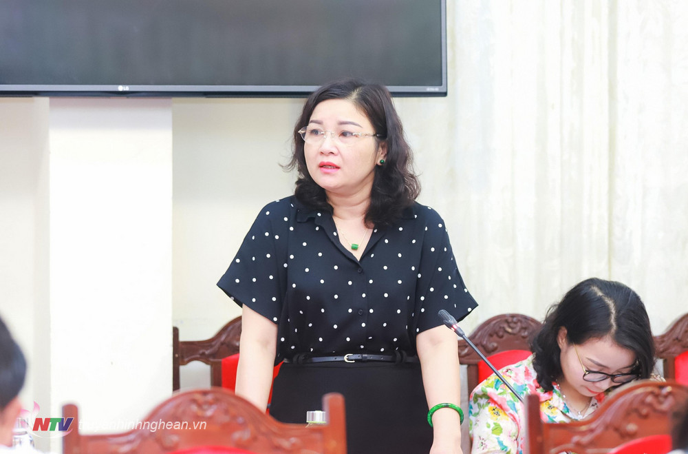 Đồng chí Nguyễn Thị Hồng Hoa - Bí thư Huyện ủy Nam Đàn nêu ý kiến về những lo lắng, trăn trở của cán bộ y tế trên địa bàn huyện.