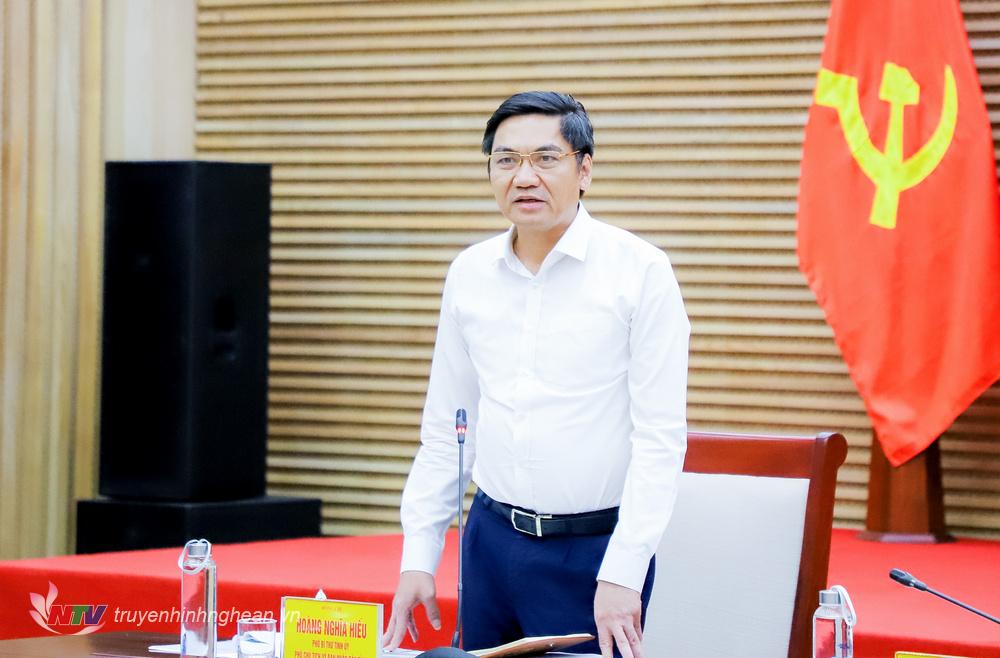 Đồng chí Hoàng Nghĩa Hiếu - Phó Bí thư Tỉnh uỷ, Phó Chủ tịch UBND tỉnh phát biểu tại phiên họp. 