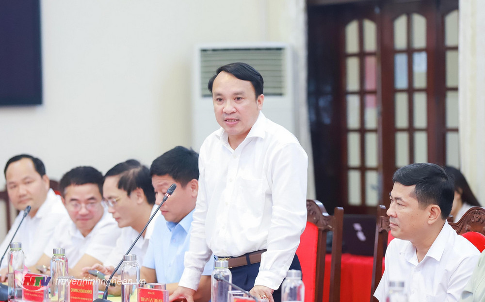 Đồng chí Dương Đình Chỉnh - Giám đốc Sở Y tế nêu lên một số vấn đề thuộc lĩnh vực, đặc biệt là dự báo những khó khăn trong đấu thầu thuốc. 