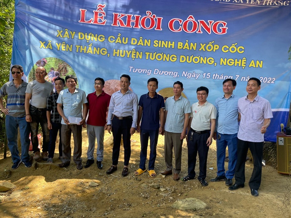 CLB Tennis báo chí Nghệ An trao kinh phí làm cầu vượt suối cho lãnh đạo UBND xã Yên Thắng (Tương Dương - Nghệ An). 