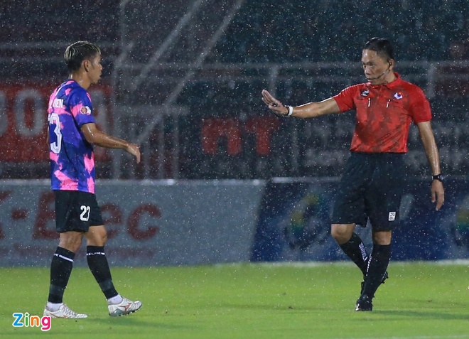 Cầu thủ CLB Sài Gòn phản ứng quyết định công nhận bàn thắng bằng tay với trọng tài